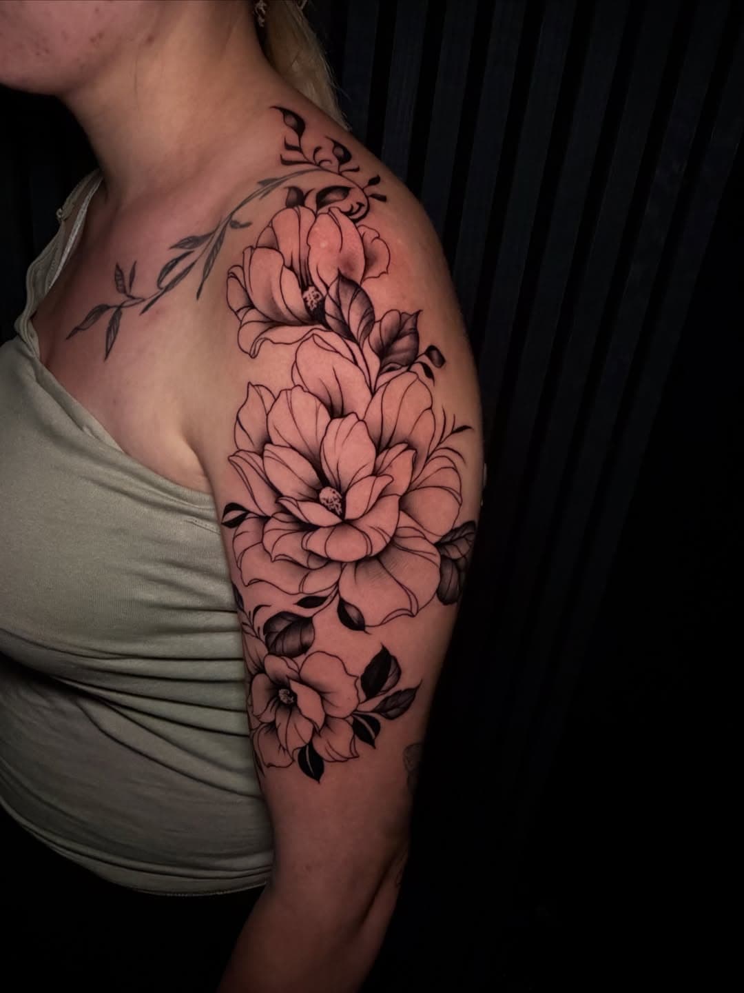 Florales Schulter-Tattoo mit feinen Linien
