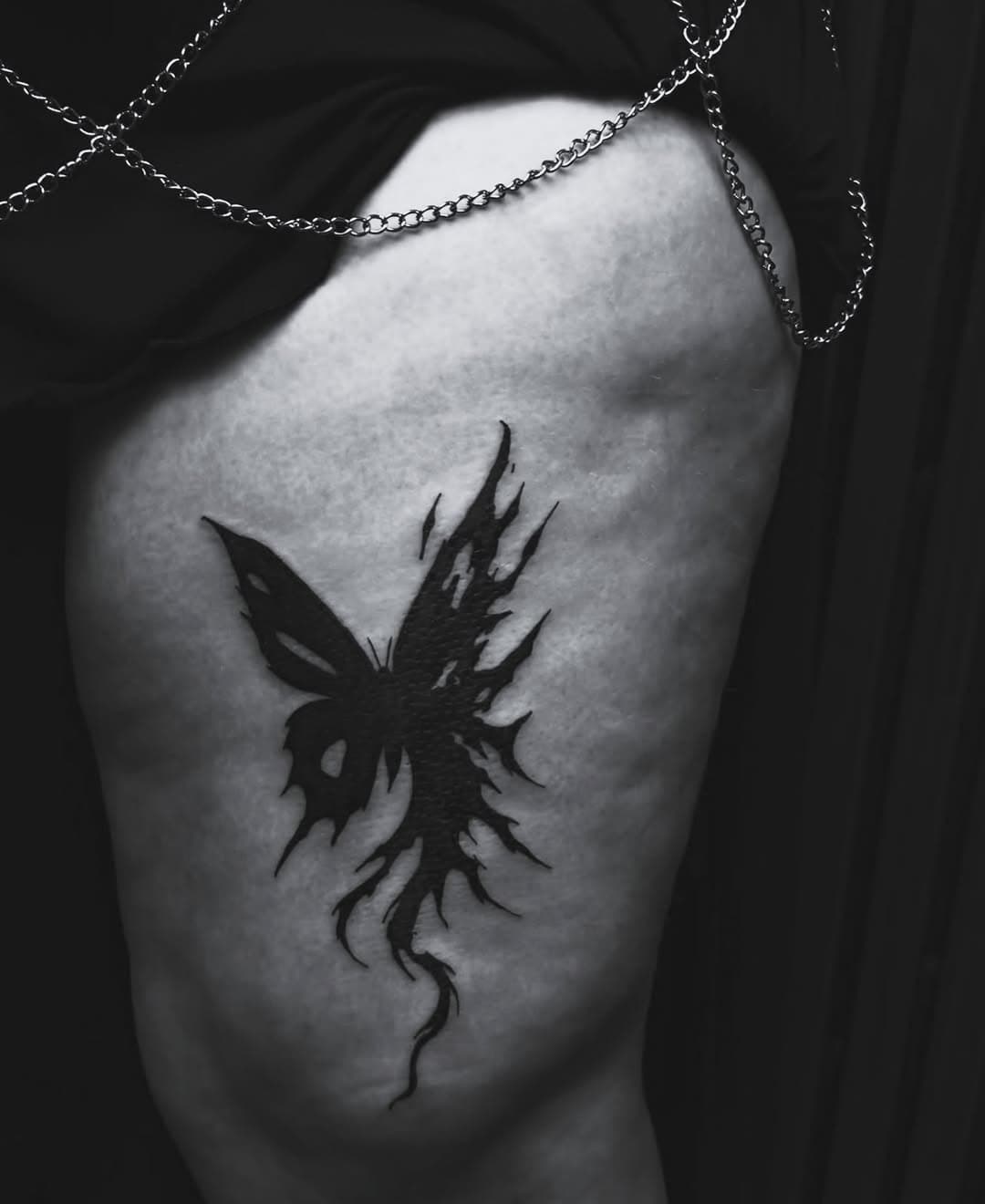 Schmetterling in Blackwork mit ausfransenden Flügeln am Oberschenkel