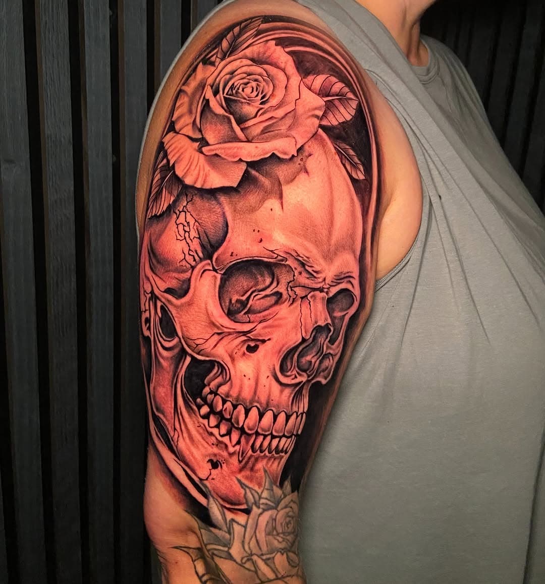 Skull mit Rose in Black and Grey am Oberarm