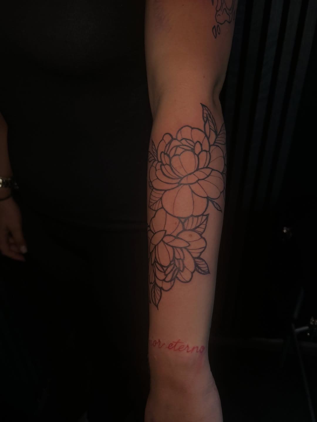 Florales Fine-Line-Tattoo mit Pfingstrosen am Unterarm