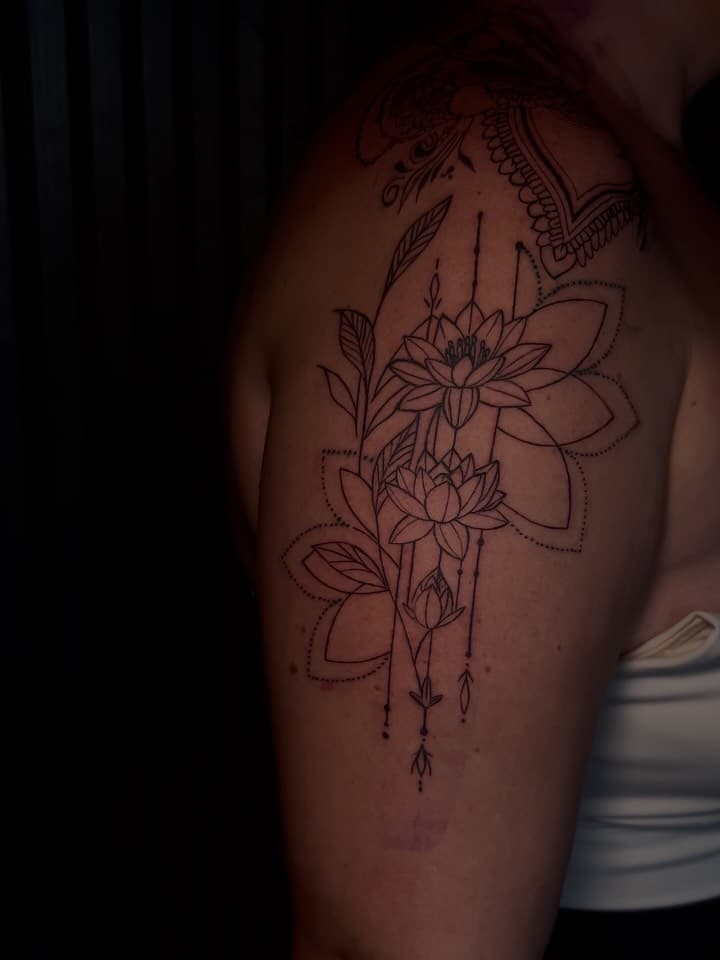 Lotusblüte mit Ornament-Anhängern am Oberarm