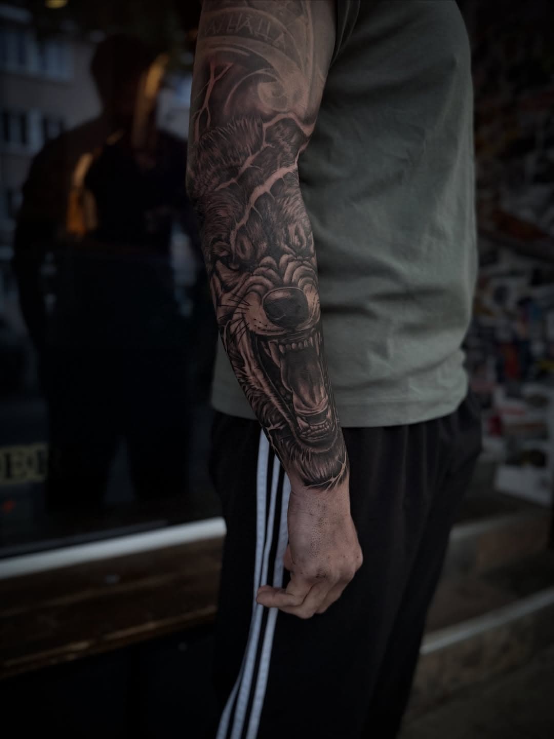 Wolfskopf mit gefletschten Zähnen als Unterarm-Sleeve in Black and Grey