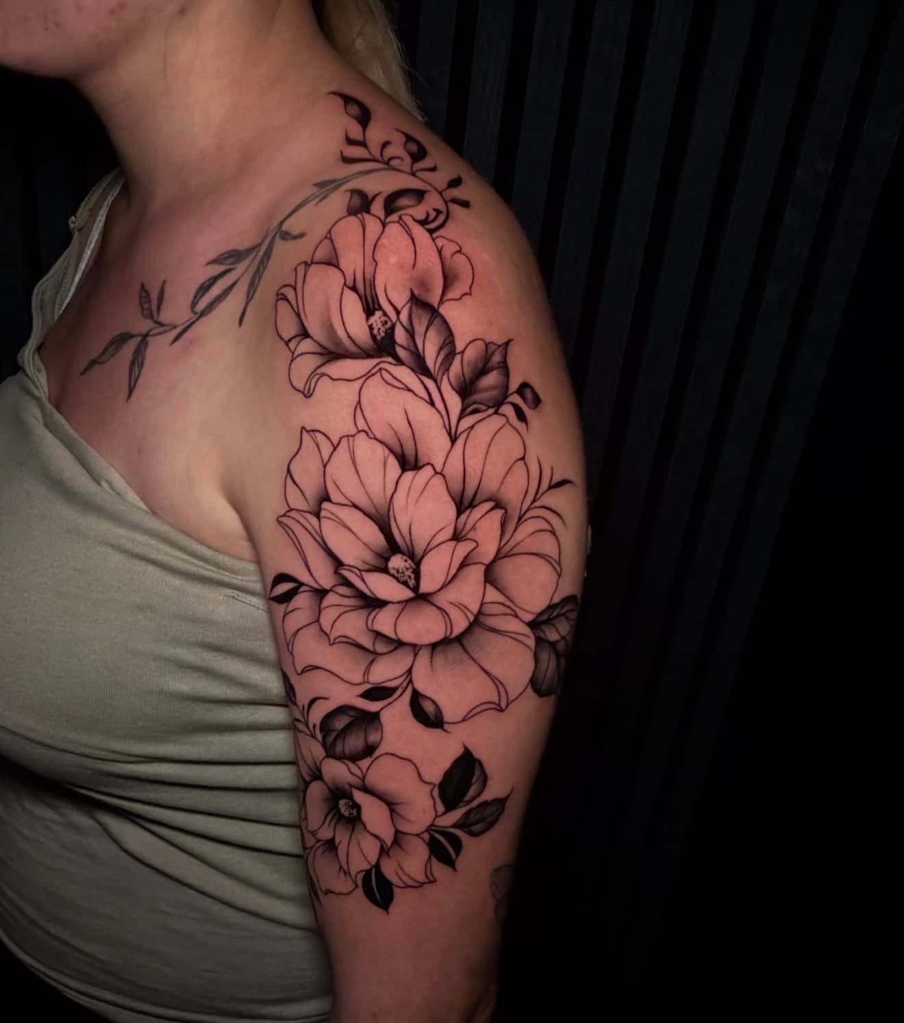 Florales Tattoo mit detailreichen Blüten, feiner Linienführung und sanften Schattierungen. Elegant, natürlich und harmonisch an die Körperform angepasst.